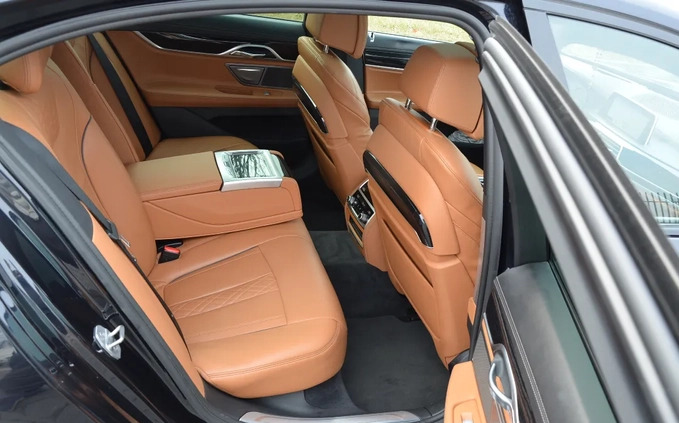 BMW Seria 7 cena 150000 przebieg: 205000, rok produkcji 2017 z Zambrów małe 781